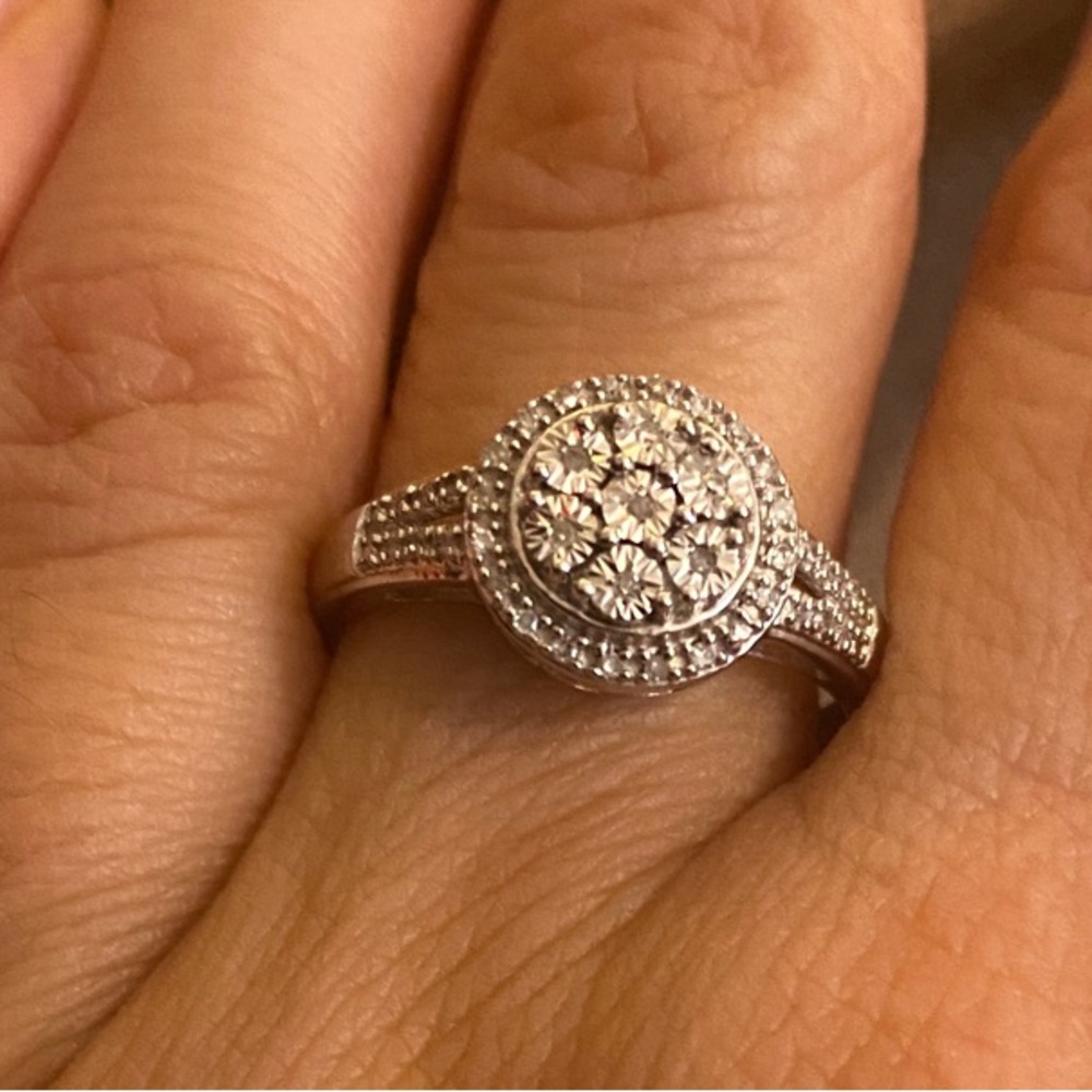 Size 7 Elegant Silver Ring with Intricate Design